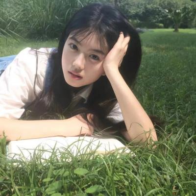 走进酒吧的女孩